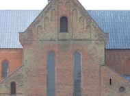 Billede af en kirke med vinduer